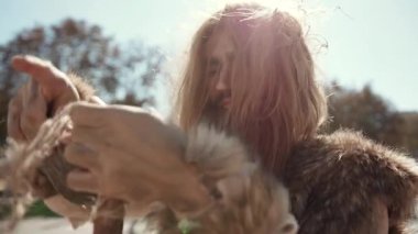 Şaşırtıcı doğal ortamdaki dayanıklı bir birey, farklı araçlarla temel hayatta kalma becerilerini sergiliyor.