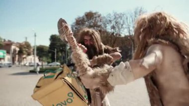 Canlı bir açık hava parkının tadını çıkarırken bir aslan karakterini somutlaştıran kişinin büyüleyici ve benzersiz bir görüntüsü.