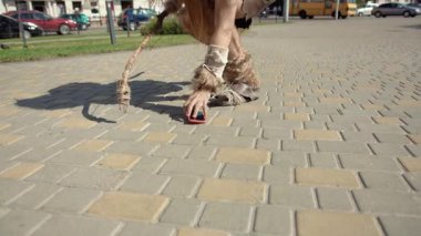 Bu, şehir yaşamı, ışık ve gölgelerle etkileşime geçen neşeli bir yaratığın eşsiz bir görüntüsüdür.