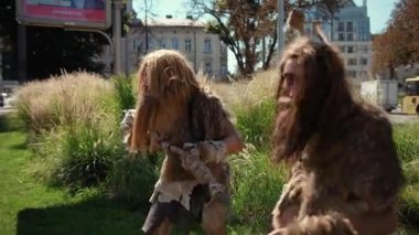 Bu eser, bir şehir otlağı zeminine karşı kurulmuş hayal gücü yüksek karakterlerin benzersiz bir tasvirini içerir.