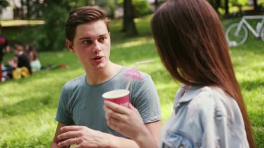 Ciddi bir adam, parkta dinlenen güzel bir kadınla konuşur piknik yapar, içki içer, çiçek açar, aşk yaşar, yaz aşkı yaşar, güzel, duygusal bir ortam, güzel ilişkiler kurar.