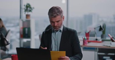 Başarılı Yetişkin Kafkasyalı Girişimcinin Portresi Resmi Takım Elbise Giyen Gülümseyen Şirket İş Arkadaşları ile Modern Şirketin İş yerinde Çalışan.
