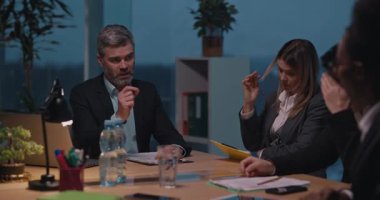 Çok ırklı Kurumsal Liderler Ofisi Yönetim Kurulu Toplantısı Müzakerelerini İş Odasında Yapıyor. İş İnsanlarıyla Konuşma Konsepti.