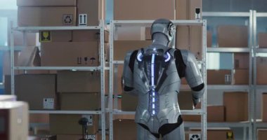 Gelecek şu andır. Postane atölyesinde çalışan sibernetik fütürist robot çalışanı ağır teslimat kutularını tek başına taşıyor. Hizmetler. Robot bilimi.