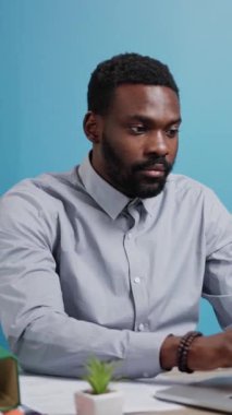 Kendini işine adamış bir profesyonel modern bir ofiste, masasında çalışıyor.