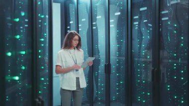 Veri merkezinde çalışan yetenekli bir profesyonel, ileri teknoloji ve uzmanlık kullanarak sunucuları özenle izliyor.