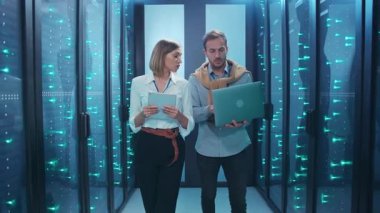 Yetenekli profesyoneller ileri teknoloji ve araçlar kullanarak yüksek teknoloji veri merkezinde işbirliği yaparlar.