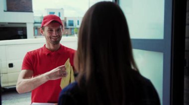 Gizemli bir siluet, derin bir entrika ve düşünceli düşünce uyandıran, buzlu bir pencerenin yanında sessizce durur.