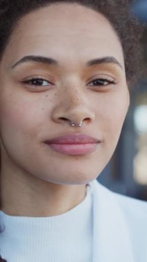 Kafasında örgüleri olan gülümseyen genç bir kadın portresi ve kameraya bakarak doğal bir makyaj. - İnsanlar. Güzellik. Dışarıda bekle. Yavaş çekim