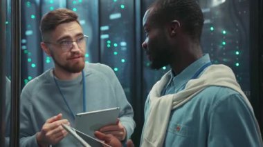 Yüksek teknoloji sunucu odasında, iki deneyimli profesyonel yenilikçi veri çözümleri hakkında bir tartışmaya girişti