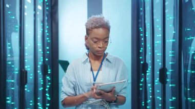 Karmaşık veri analizi sanatına kendini kaptırmış bir profesyonel. Kesici teknolojinin kurulumları arasında çalışıyor.