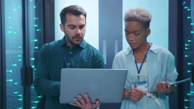 İki profesyonel, teknolojik bir ortamda dizüstü bilgisayarla çalışırken bir tartışmaya girişirler.