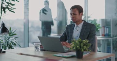 Başarılı Afro-Amerikalı Yönetici Resmi Takım Elbisesi Giyen Birlikte Çalışan Uzay Ofisinde İşbirliği Yapan Dizüstü Bilgisayar Projesi Üzerinde Çalışan.