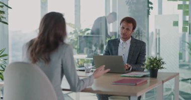 Afro-amerikan işe alım müdürü ofiste acemi iş görüşmesi yapıyor. Gelecekteki iş başvurusu yapan genç bir kadın istihdamdan bahseden yetenekleri açıklıyor.