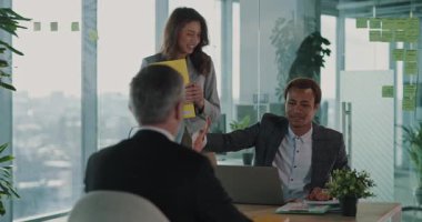 Gelecekteki iş fırsatlarını ve potansiyel yetişkin çalışan adaylarıyla sözleşme anlaşmalarını tartışan çok ırklı yöneticiler..