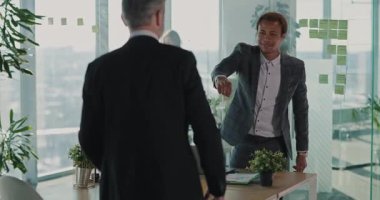 Çok Etnik İşadamları Yetişkinler Tokalaşıyor İş Buluşma İş Görüşmesi İş Görüşmesi İş Bulma İş Görüşmesi.