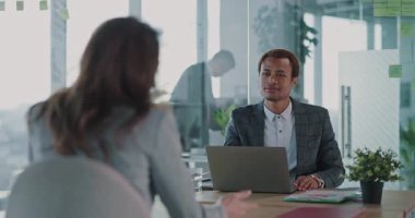 İş görüşmesi için. Afrika Erkek Yöneticisi ile Yeni İş Başvurusu Yapan Genç Kadın Aday Şirket Ofisinde Geleceğin Fırsatlarını Tartışıyor.