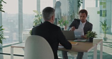 Gelecekteki işbirliği hakkında konuşan iki kişinin iş görüşmesi. Yetişkin işadamı, modern bir şirkette iş başvurusu yapıyor..