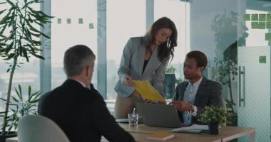 Yetişkin milenyumu iş için CV başvurusu yapıyor. Afrikalı İK yöneticisi sorunları açıklamayı reddediyor. Toplantı. İş konsepti.