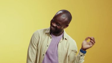 Bu mizahi video, erkeklerin neşeli kişiliklerini, parlak sarı bir arka plana karşı sergilemelerini, dostluklarını ve eğlenceli etkileşimlerini vurguluyor.