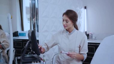 Güzellik salonunda bir cilt uzmanı gelecek müşteri için gerekli ekipmanları titizlikle hazırlıyor.