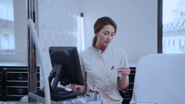 Bir estetik uzmanı zarif, modern ve davetkar bir klinikte cilt bakımı için titizlikle hazırlanıyor.