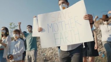 Bir grup aktivist acil iklim hareketi için toplanıyor. Elinde 