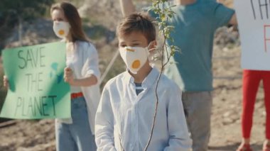 Bir grup hevesli çocuk, çevresel farkındalığı artırmak ve gezegeni kurtarmak için tutkuyla protesto ediyor.