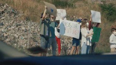 Dışarıda protesto tabelaları taşıyan bir grup insan, inandıkları bir amaç için aktif olarak savunuyorlar.