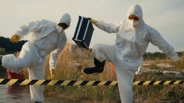 Bilim adamları özel ekipmanlarla korunan kirlenmiş bir bölgeyi inceliyorlar.