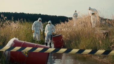 Koruyucu giysiler giyen işçiler tehlikeli atıkları yönetirken aynı zamanda doğal ortamlarda güvenliği sağlıyorlar.