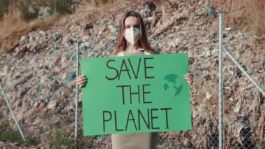 Çok tutkulu bir çevreci, içten ve ilham verici bir mesajı paylaşırken sürdürülebilirliği savunur.