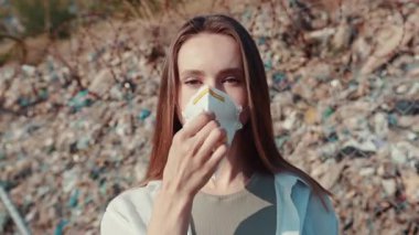 Bu güçlü ve çarpıcı bir betimlemedir. Baskıcı çevre sorunları arasında bir kadın atık arasında yer alır.