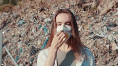 Bu, çarpıcı bir portre vasıtasıyla hayati çevresel sorunları gösteren güçlü ve düşünceli bir görüntü.