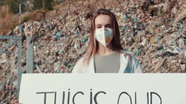 Tutkulu genç bir kadın aktif olarak şampiyon ve atık kirliliği karşısında çevresel farkındalığı savunuyor.