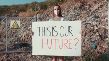 Tutkulu genç bir eylemci, etrafımız aşırı kirlilik ve atıklarla çevriliyken geleceğimizi eleştirel bir şekilde inceliyor.