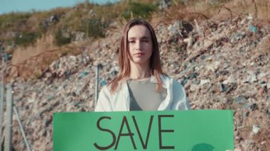 Zarif ve sakin bir portre. Kendine güvenen bir kadın zarif bir şekilde ayakta duruyor. Güzel bir doğal zemine karşı.