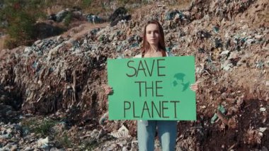 Tutkulu bir avukat, gezegenimizi devam eden kirliliğin ortasında acilen kurtaracak bir tabela tutuyor.