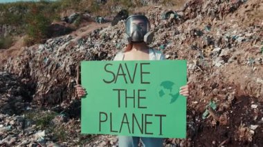 Maske takan kendini adamış bir çevreci elinde 