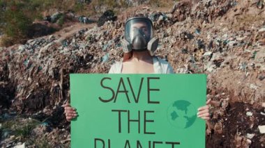 Tutkulu bir protestocu gezegenimizi aşırı atık ve kirlilikten kurtarmak için acil eylem talep ediyor.