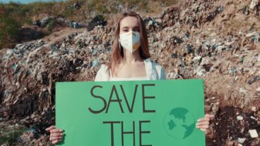 Kendini adamış bir eylemci, kirliliğe karşı dimdik duruyor. Değerli Dünya 'mızın korunmasını savunuyor.