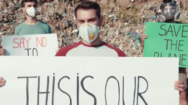 Çevre koruma ve sürdürülebilirliği savunan aktivistler, plastik kirliliğine karşı gösteri düzenlediler.