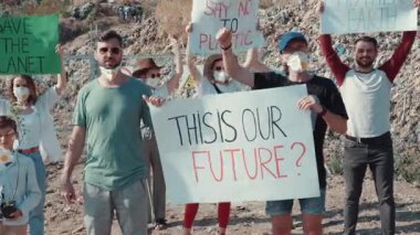 Eylemciler toplanarak, acil çevre sorunları hakkında halkı bilinçlendirmek ve sürdürülebilir bir gelecek savunmak için toplandılar.