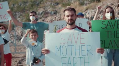 Tutkulu bir grup, çevreyi korumak ve Toprak Ana 'nın güvenliğini sağlamak için bir araya geliyor.