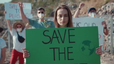 Kendini adamış bir protesto grubu gezegenimizi kurtarmanın ve plastik atıkları kesmenin önemini vurguluyor.