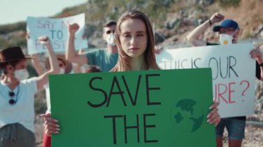 Gezegenimizi kurtarma amaçlı hareketli gençlik eylemlerini gösteren etkili ve güçlü bir protesto sahnesi.