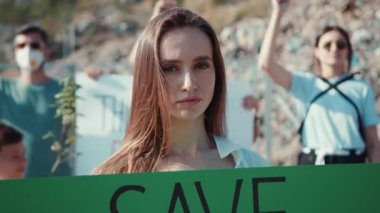 Kendini adamış genç bir aktivist barışçıl bir çevre protestosunda anlamlı bir sosyal değişimin savunucusu.