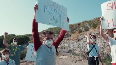Genç aktivistler anlamlı çevresel değişim ve sevgili Toprak Ana 'mıza destek için toplanıyorlar.