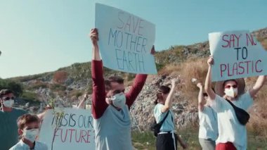 Eylemciler, çevrenin korunması ve değişmesi için harekete geçilmesi talebiyle, plastik kirliliğine tutkuyla karşı karşıya kaldılar