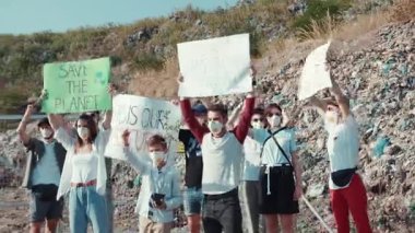 Çeşitli tutkulu gençlik grupları iklim değişikliği farkındalığını ve acil müdahaleyi savunan çeşitli işaretler taşıyor.